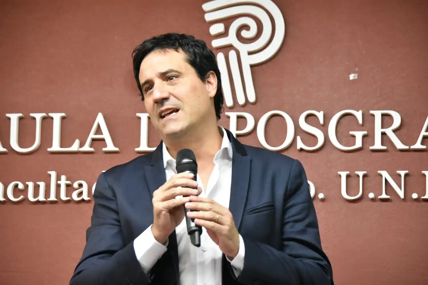 Abad hizo una demostración de fuerza en la UCR y habló de “espuma de mesianismo”