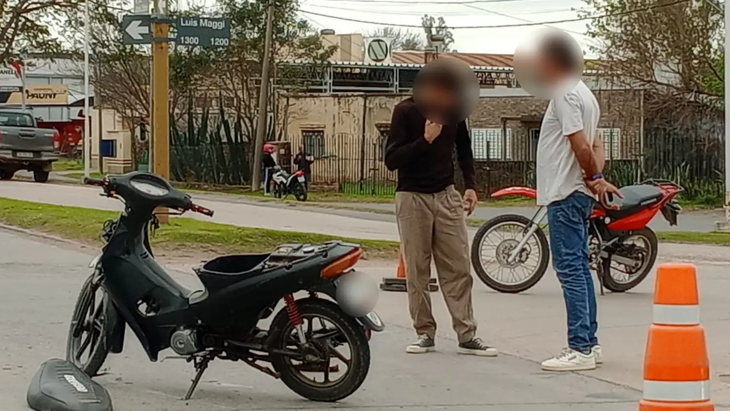 Choque en barrio Fasoli: un motociclista fue trasladado por el 107 - 1