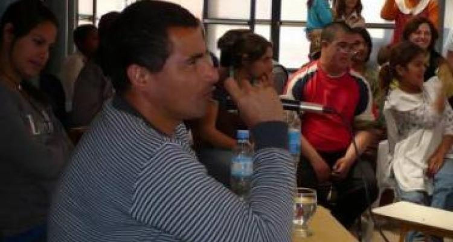 Velo entre charlas y homenajes