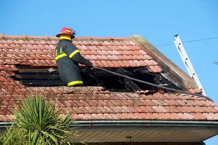 El fuego dañó el entretecho de una casa pero no hubo víctimas