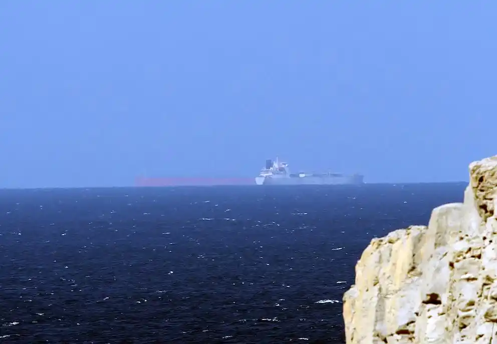 La medida implica restricciones al tránsito marítimo en una zona por donde circula cerca del 20% del petróleo mundial.