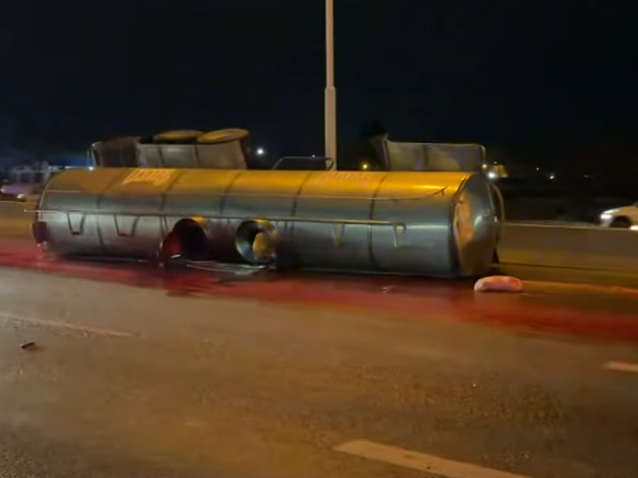 La carga de un camión volcó y ensució con sangre vacuna a Circunvalación