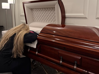 Las desgarradoras imágenes del último adiós de la viuda de Charlie Kirk a su esposo