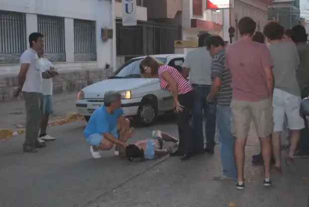 Una mujer sufrió un accidente en moto