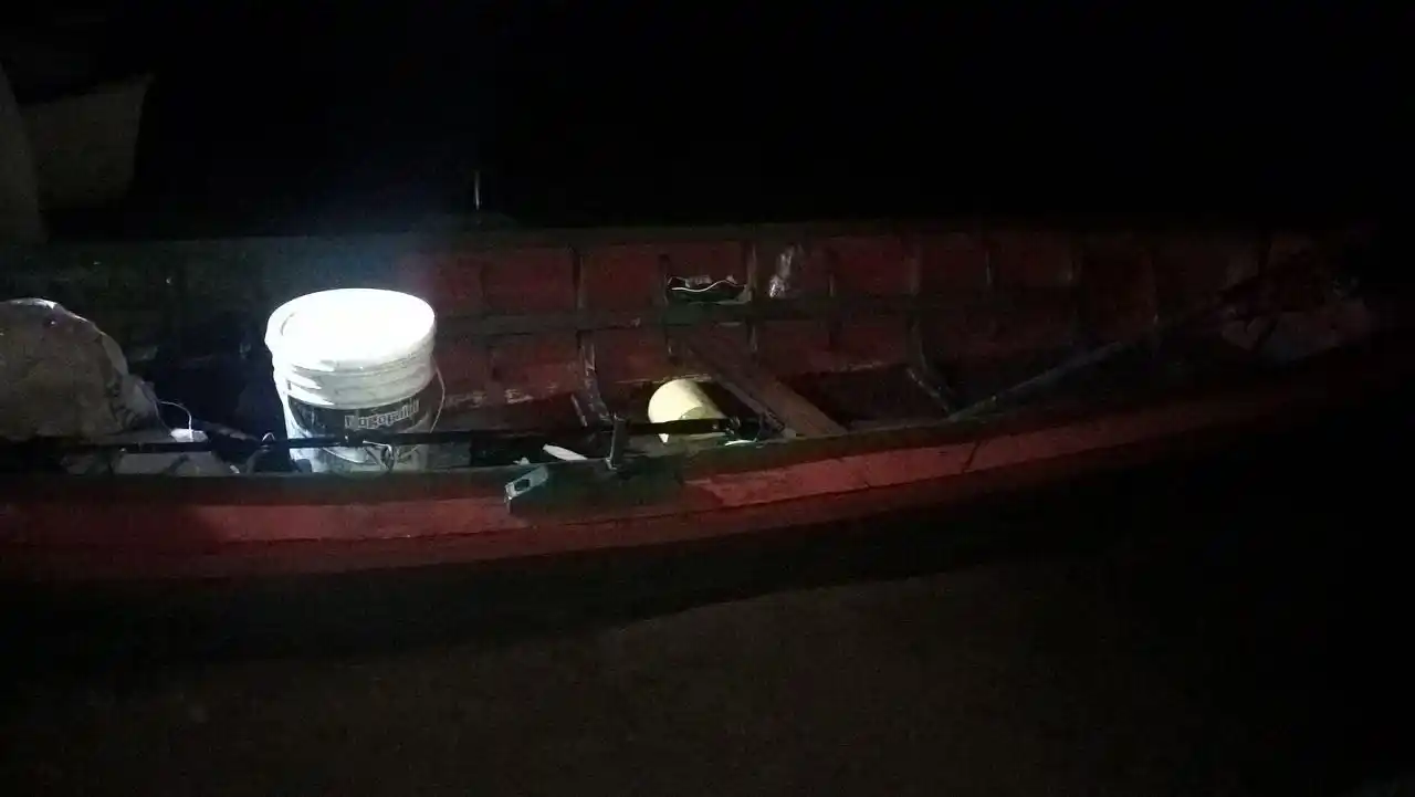 Navegaban por el río cargando un animal faenado en islas