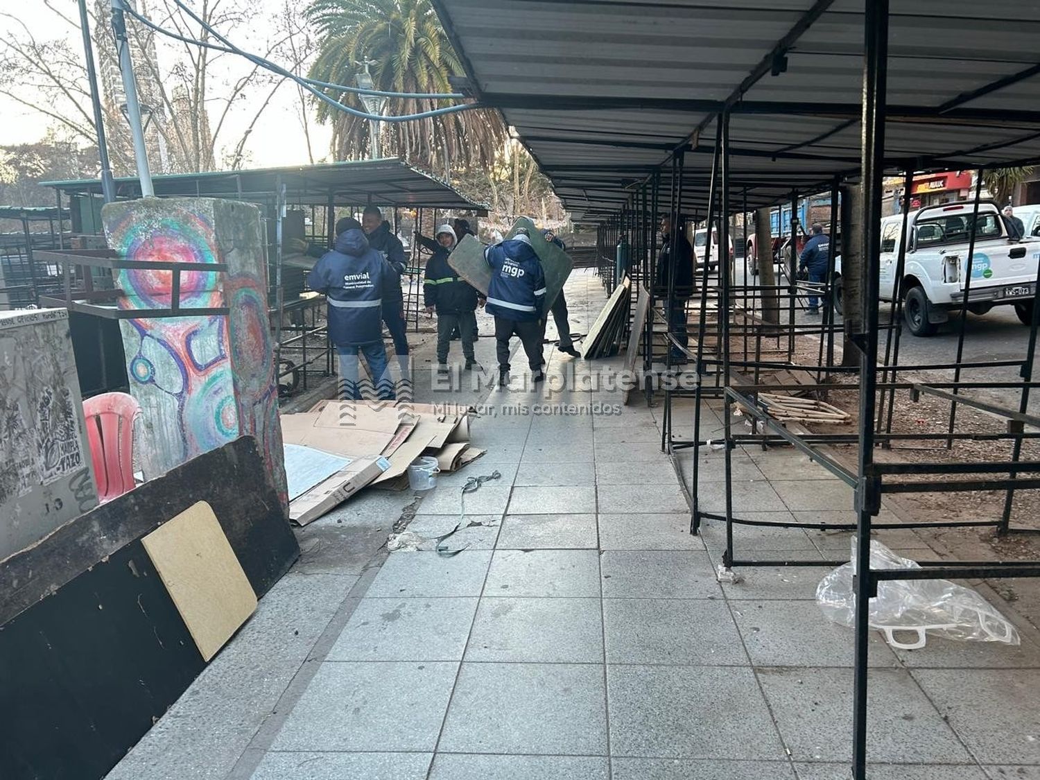 Trabajos de retiro de puestos de artesanos en la Diagonal.