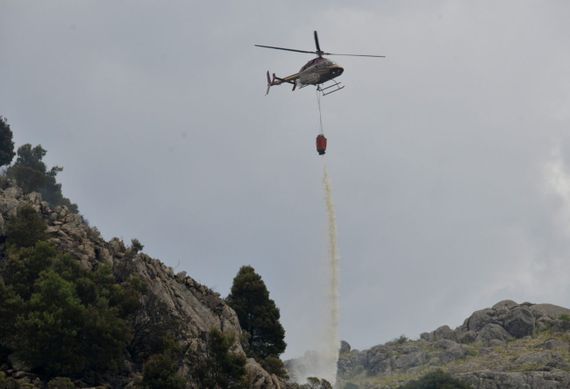Medios aéreos colaboraron para sofocar el incendio y afortunadamente no hubo heridos