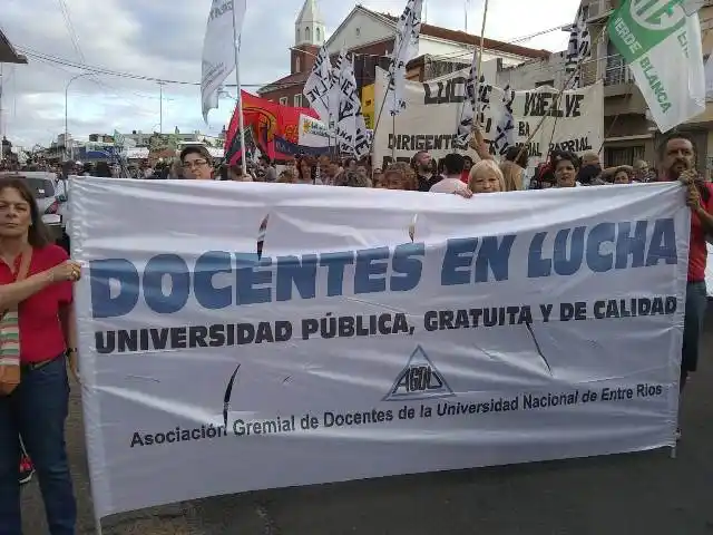 Bono para estatales: Los docentes universitarios exigen revisar el decreto 