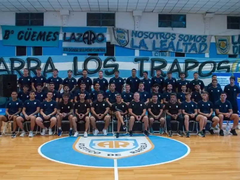 El plantel y cuerpo técnico 2026 de Atletico de Rafaela para el regreso a la Primera Nacional. Foto:Prensa AR