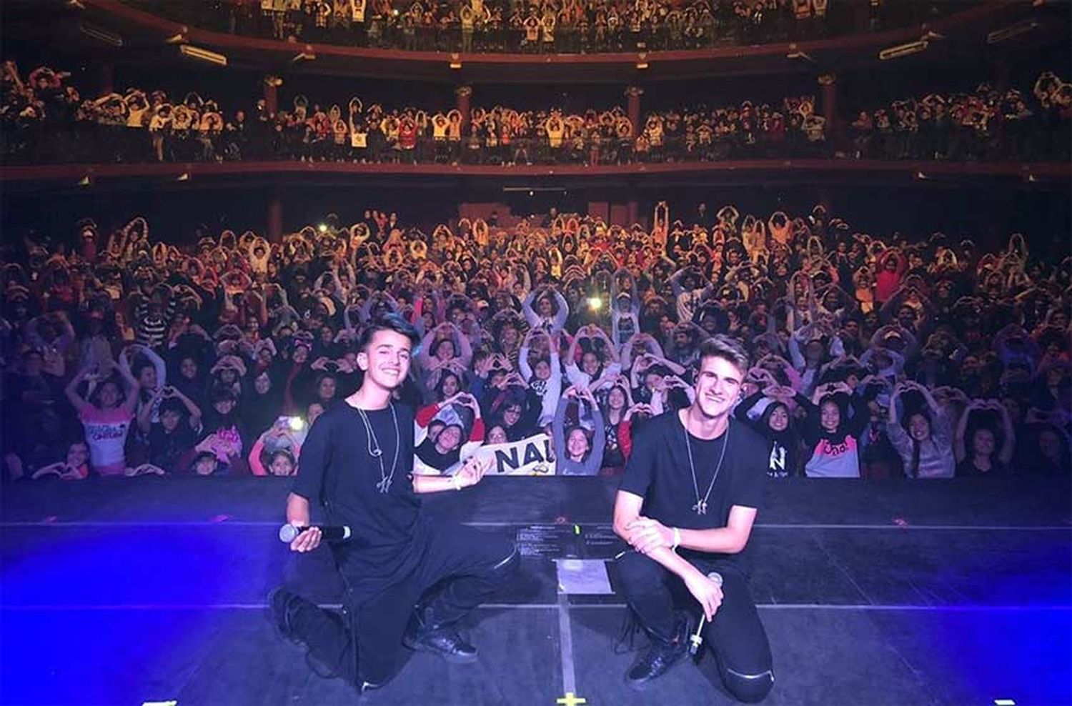Adexe & Nau traspasaron la pantalla de YouTube y llenaron el Teatro Broadway