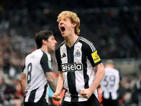 Gordon festeja el segundo gol de Newcastle.