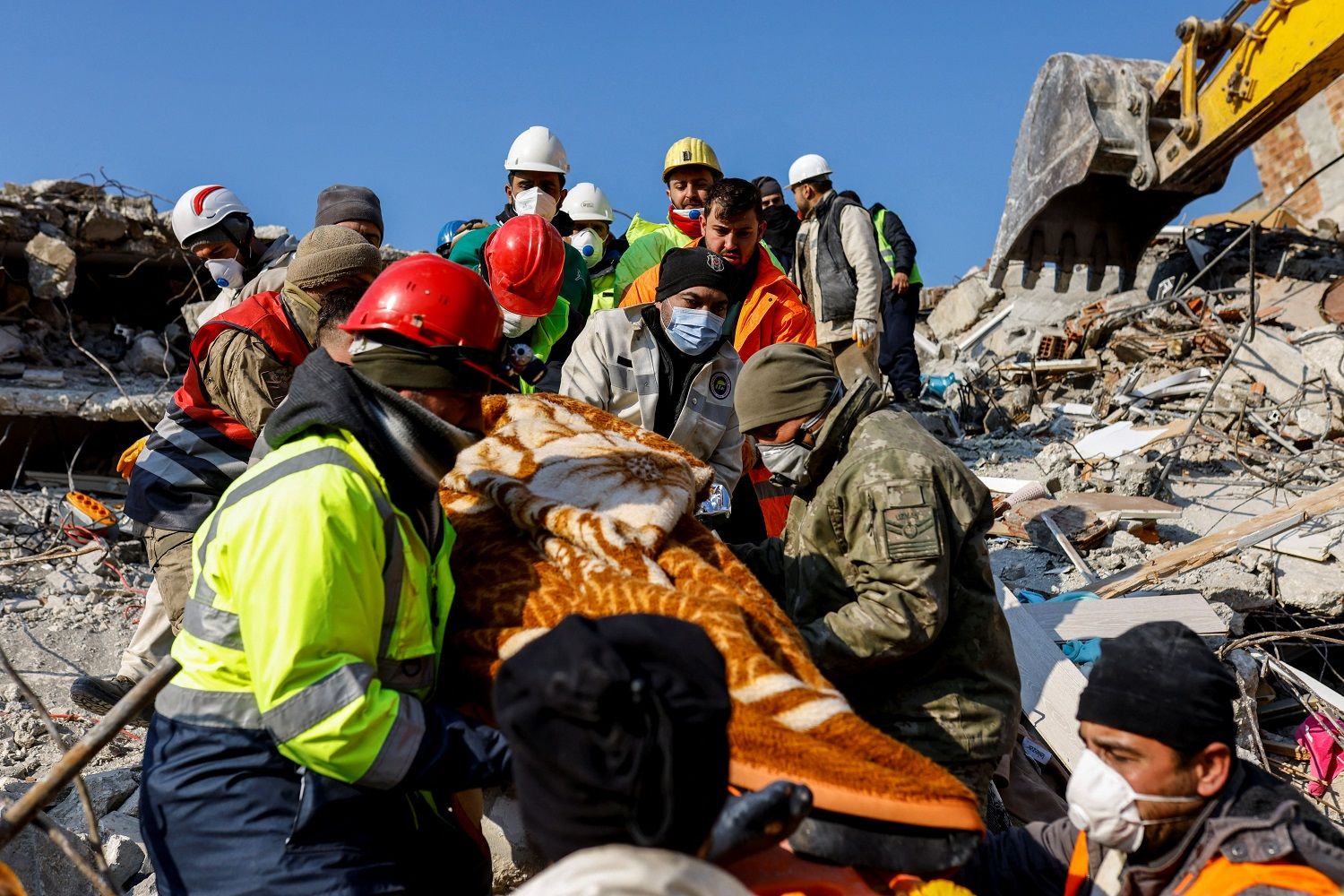 El número de muertos tras el terremoto en Turquía y Siria ya superó los 28 mil