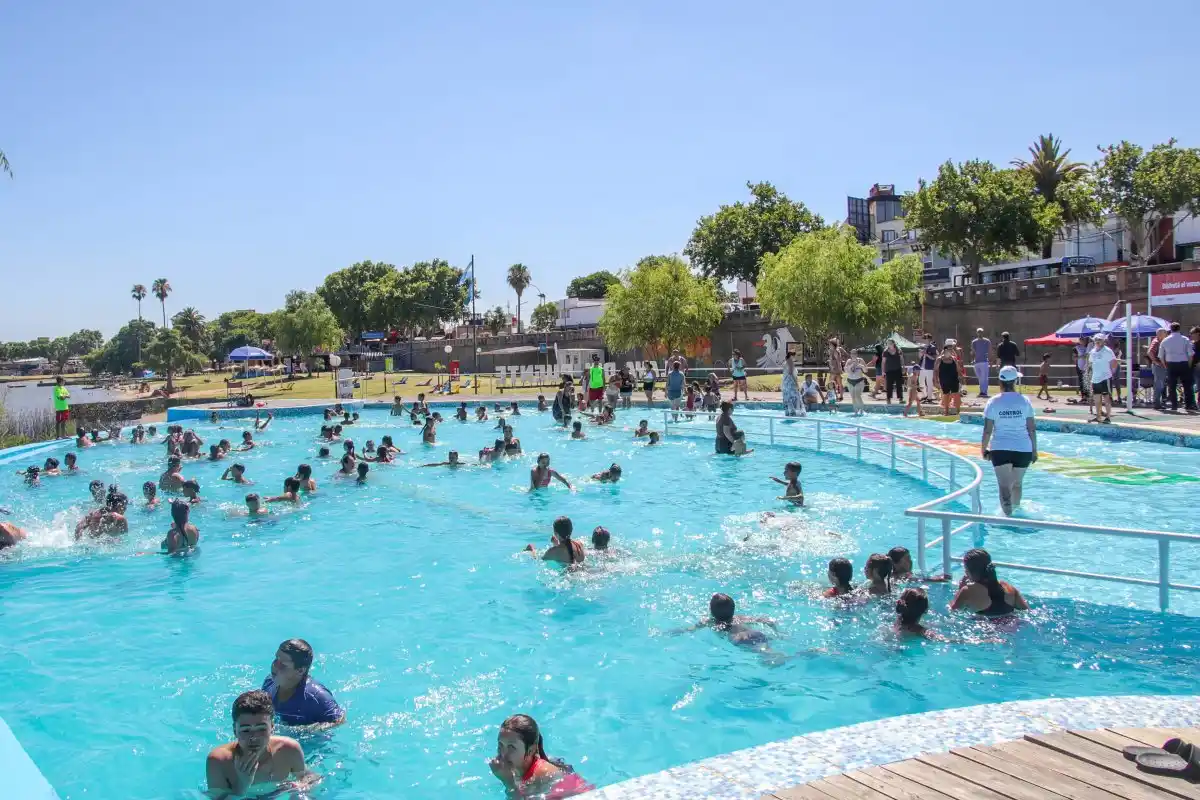 Inauguraron la pileta de la Playa del Puente: cómo es el acceso y qué servicios habrá