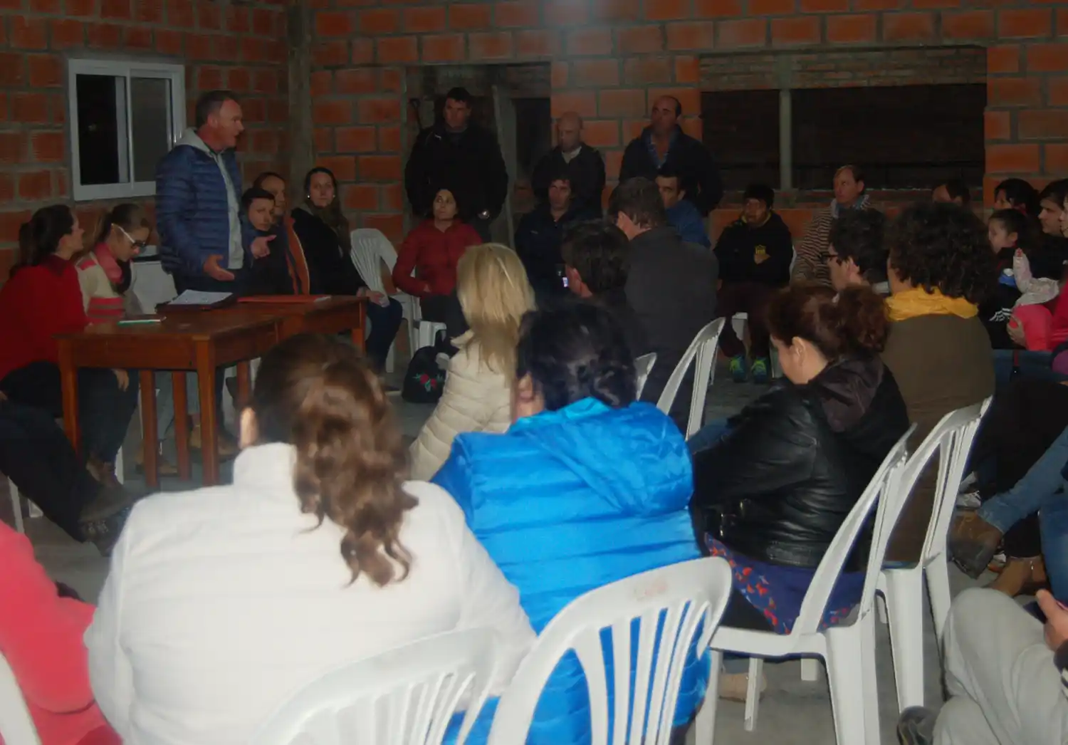 Schneider se reunió con vecinos de calle Florentina Gómez Miranda para anunciar su ensanchamiento