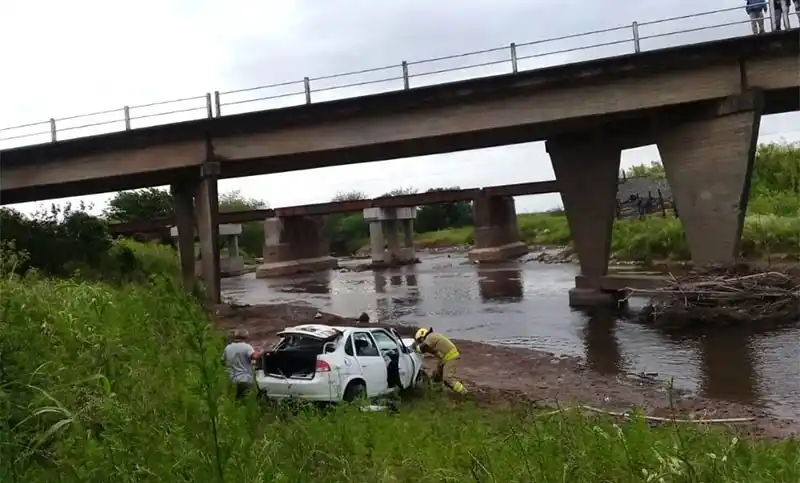 Casi un tragedia: despistó con el auto y terminó en el cauce del arroyo Saladillo
