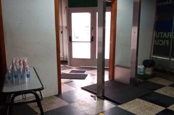 De a poco, las escuelas piensan la vuelta al aula: pedales en lugar de canillas y arcos sanitizantes
