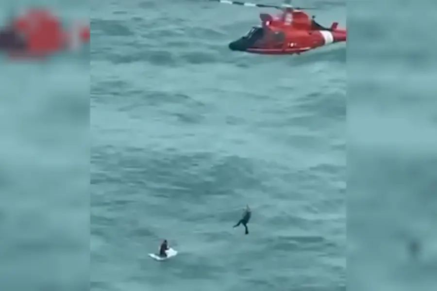Impactante video: un hombre naufragó arriba de una heladera y tuvo que ser rescatado en helicóptero