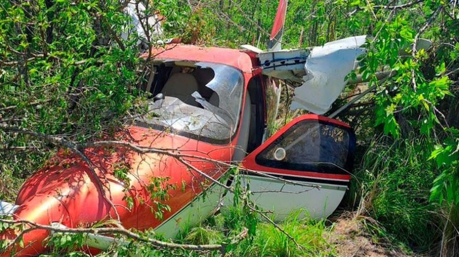 El avión ligero quedó destrozado