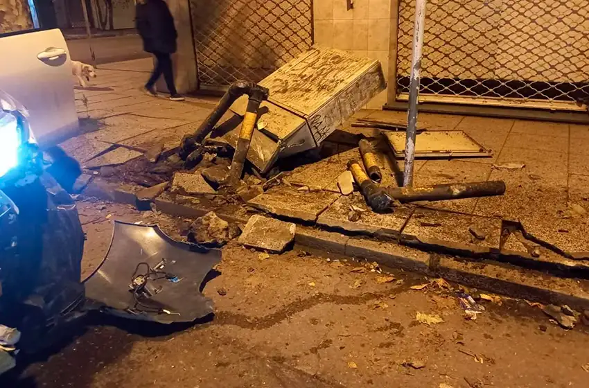 Borracho, un joven de 20 años se despistó y se "tragó" una cabina de luz