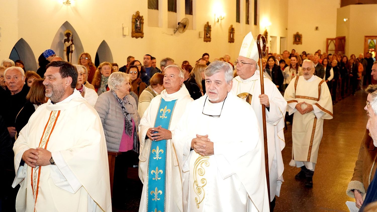 Pablo Boldrini junto al Obispo y otros sacerdotes asumió en Lourdes