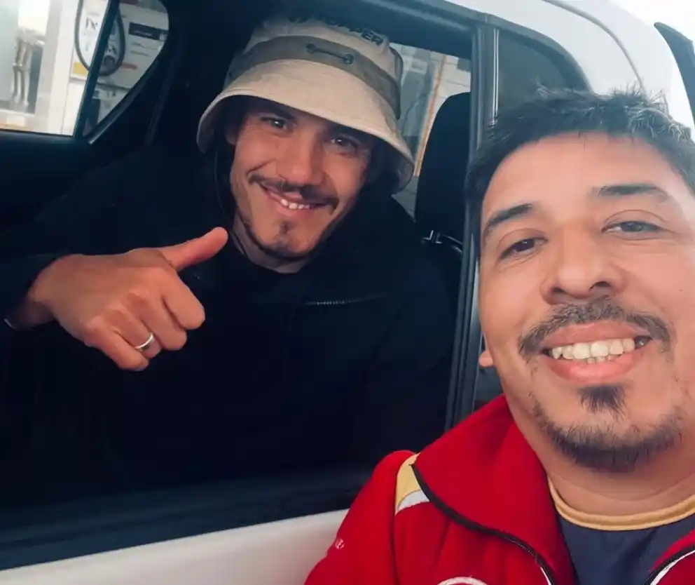 Cavani junto a Leonardo, un trabajador de la Shell de Daireaux.