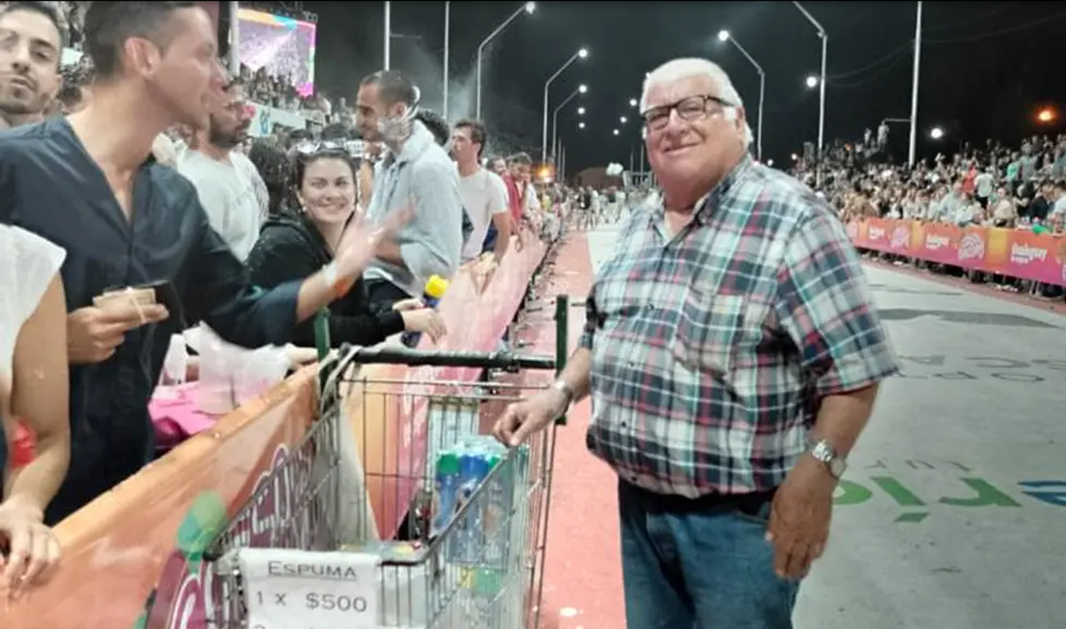 Jorge vende la espuma hace 58 años en los Corsos de Gualeguay