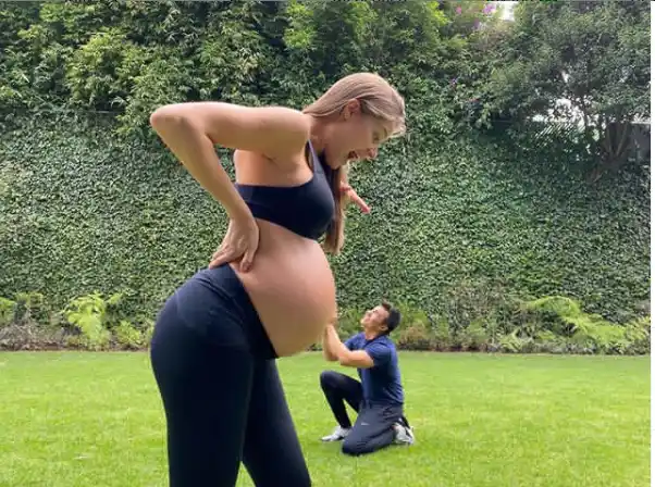 Adrián Uribe bromea con su futura esposa. Foto: Instagram