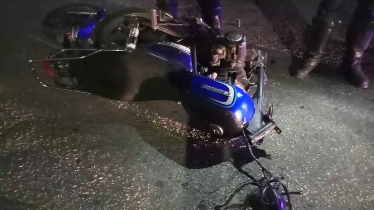 Vehículo embistió a una moto y se dio a la fuga dejando un joven muerto y otro lesionado