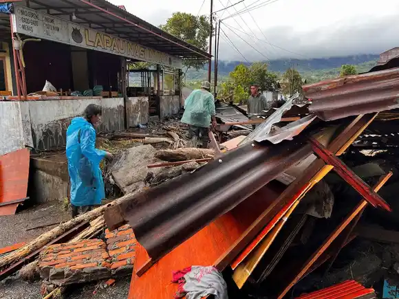 Devastadoras inundaciones dejan casi 400 muertos en Indonesia, Tailandia y Sri Lanka