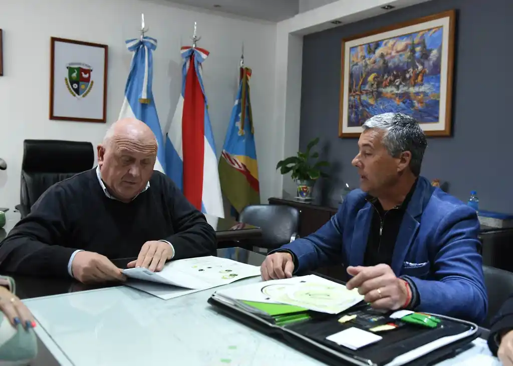 Crespo firmó convenio con SIDECREER para entregar tarjetas solidarias