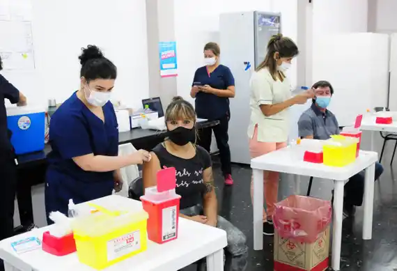 Para el próximo mes estiman que estaría vacunada la mitad de la población mayor de 18 años