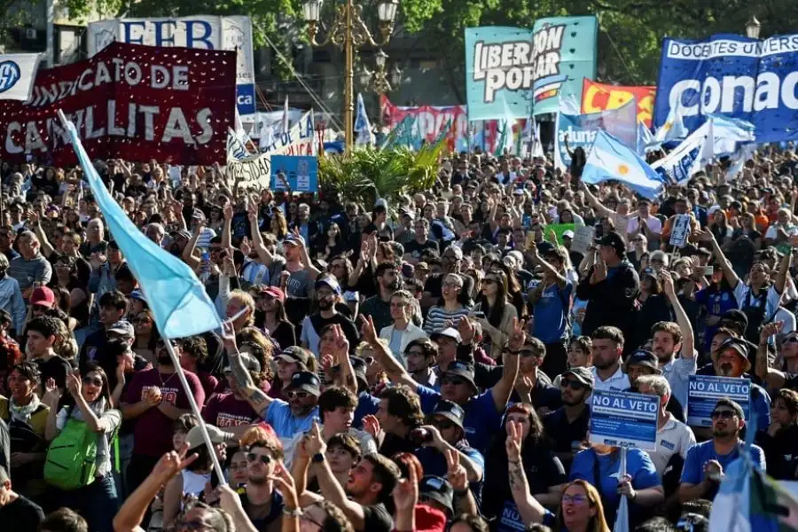 Estudiantes universitarios protestan contra el veto de una ley para financiar universidades. Créditos: Reuters