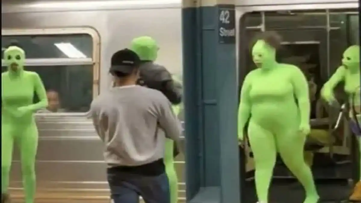¡DUENDES AL ATAQUE! Roban de manera violenta en el Metro de Nueva York (+Video)