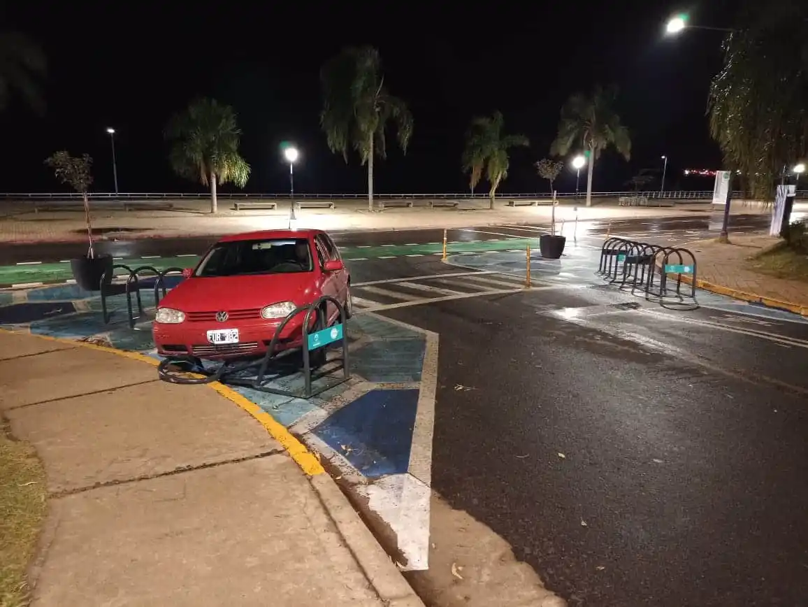Perdió el control del auto y chocó contra un estacionamiento de bicicletas