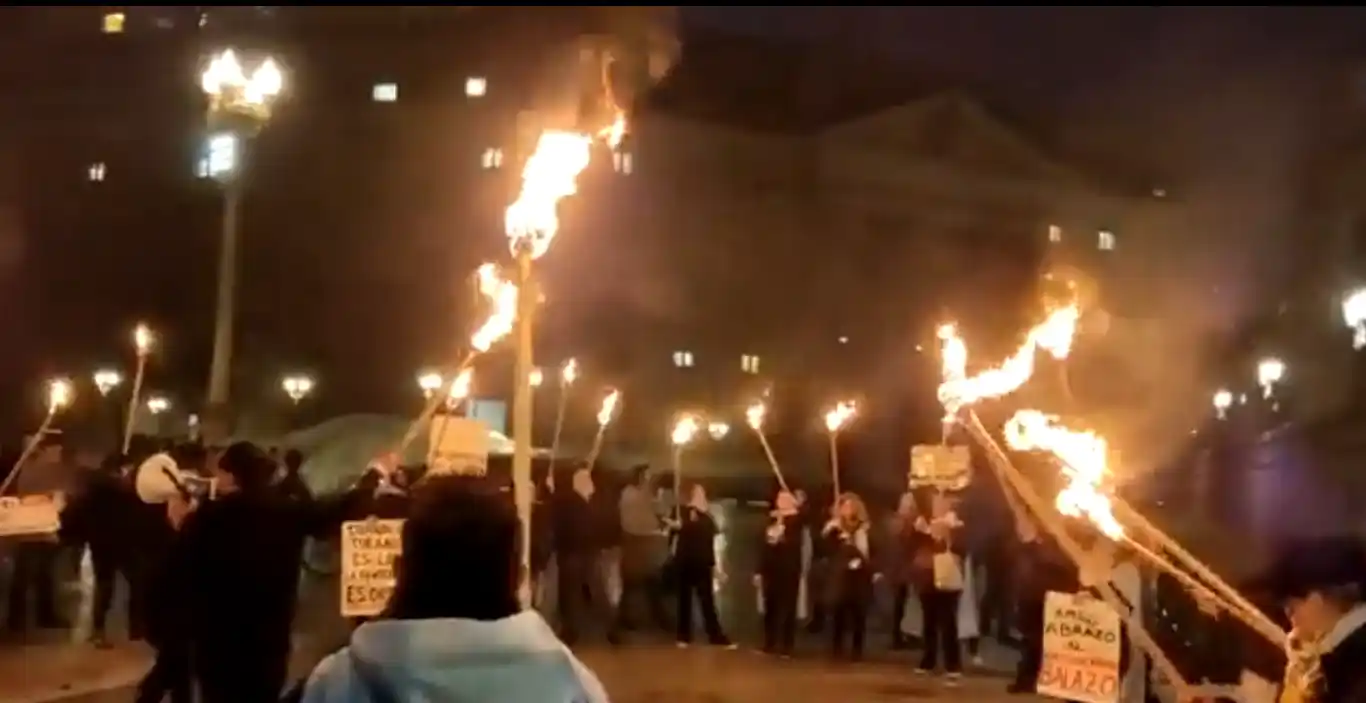 Un grupo de personas atacó Casa Rosada con piedras y bombas de estruendo: Intervino la Policía