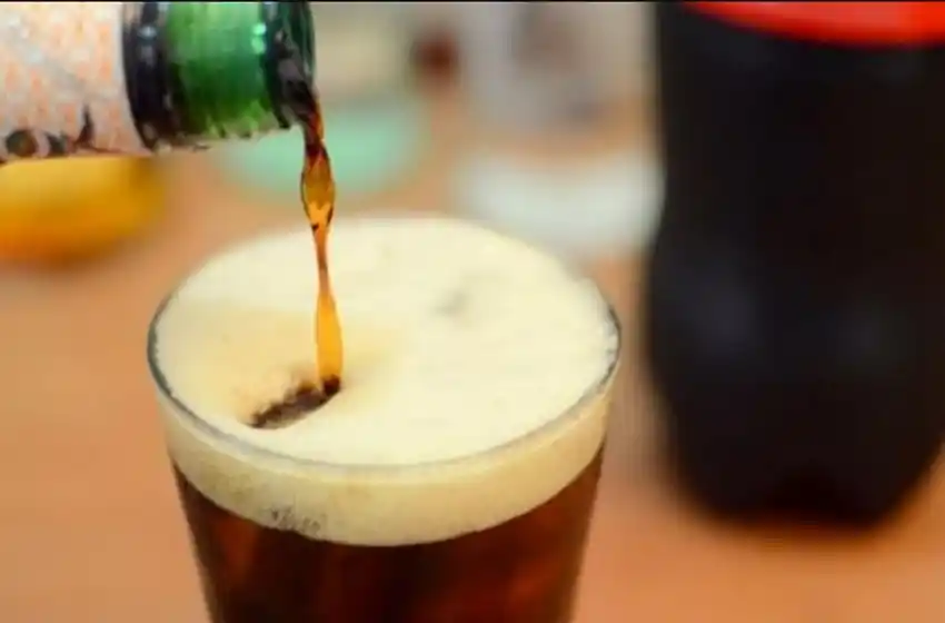 Tranquilos argentinos, el fernet con coca no se mancha: las empresas desmintieron que dejen el país