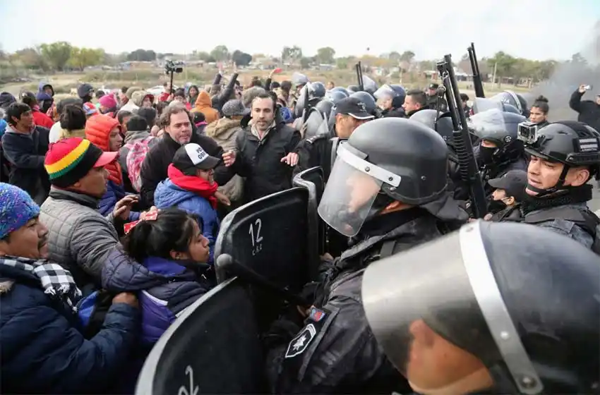 Tensión en Circunvalación por protesta en un terreno usurpado: «Si hoy me voy de acá, no tengo donde vivir»