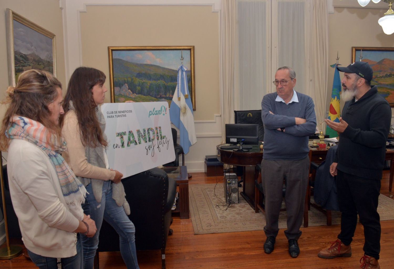 Presentaron al Intendente la tarjeta de descuentos.