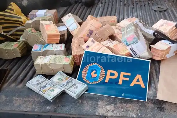 Operativo "Power Ranger": secuestraron una millonaria suma de dinero que llevaba un hombre en su camioneta