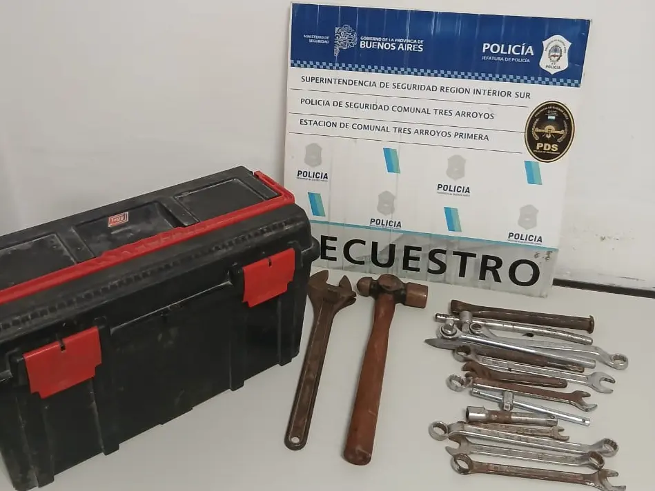 Caja de herramientas que había sido sustraída horas antes del interior de una camioneta estacionada en la vía pública