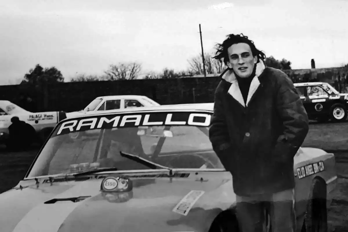 El 'Flaco' durante sus comienzos en el automovilismo de Ramallo.