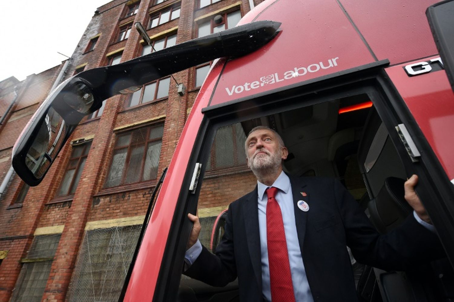 Los laboristas británicos comenzaron su campaña con una inesperada renuncia