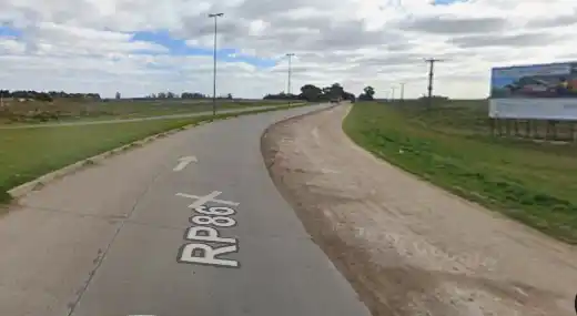 "Tuvo un Dios aparte": Un efectivo policial chocó en moto contra un camión, entre Necochea y La Dulce