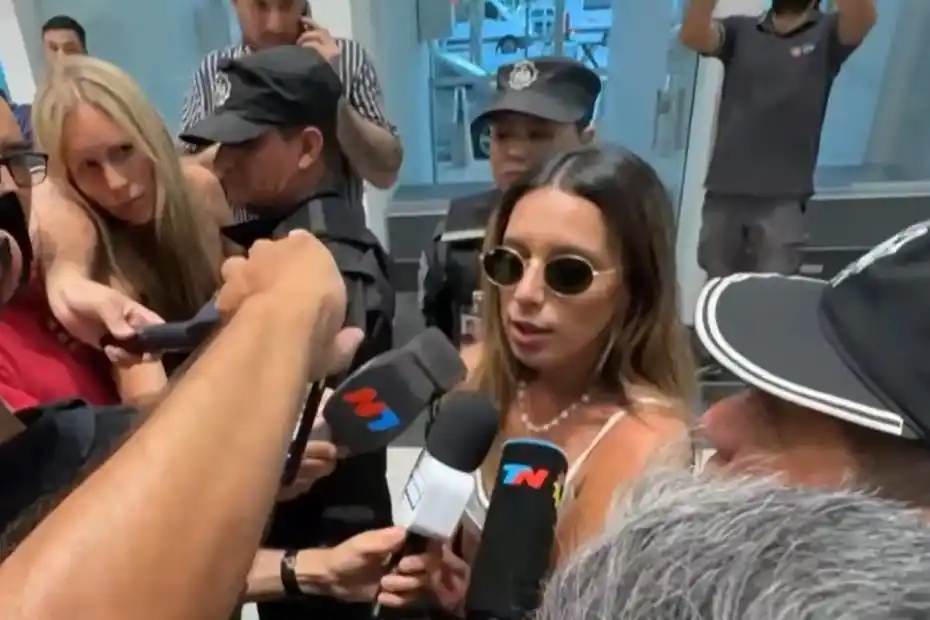 La joven llegó acompañada por su padre, Mariano Páez, luego de viajar desde Río de Janeiro con escala en la Ciudad de Buenos Aires.