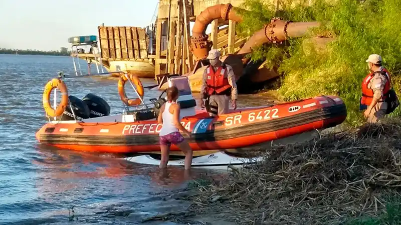 Rescataron a dos mujeres que se dieron vuelta campana con su kayak en el Paraná