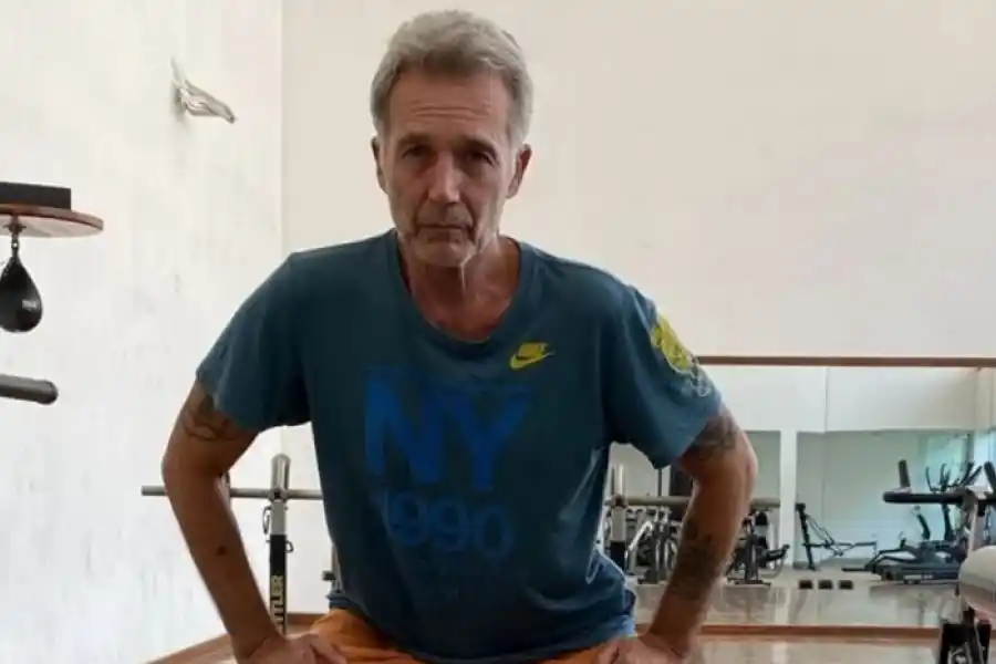 ¡Tremendo!: un instructor de yoga puede levantar 75 kilos con sus testículos