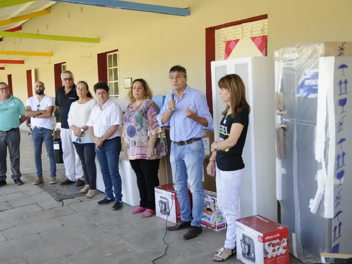 Morteros: el municiono entregó electrodomésticos a escuelas con comedor  