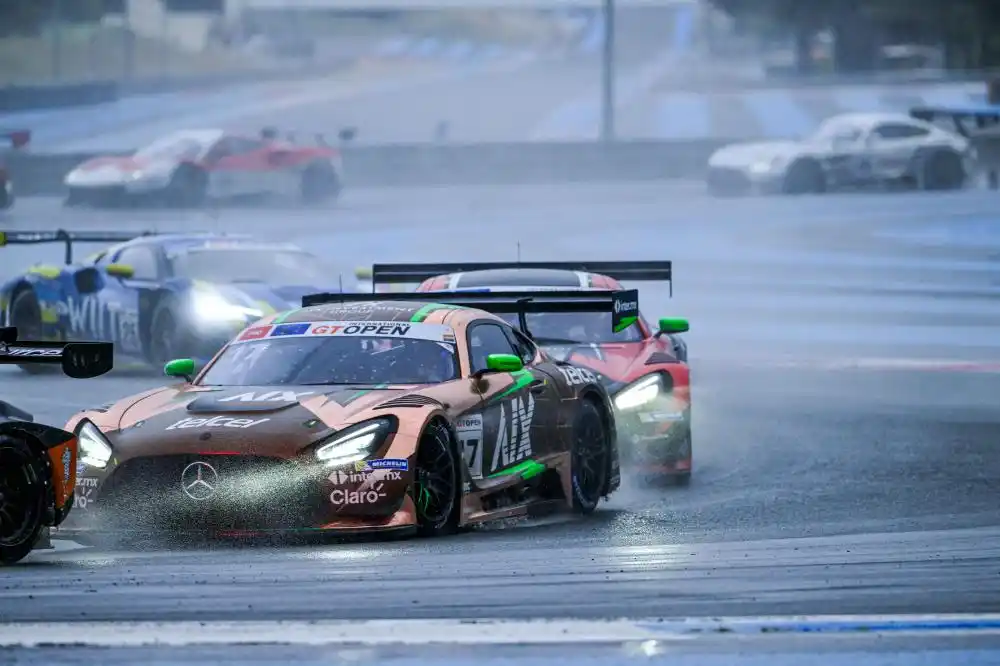 El auto de Marcos Siebert bajo la intensa lluvia en Paul Ricard.