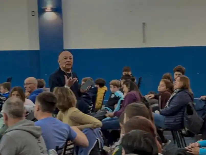 Sergio Appa expuso ante padre e hijos en las instalaciones del Club Unión y Cultura de Murphy. Foto: Gentileza