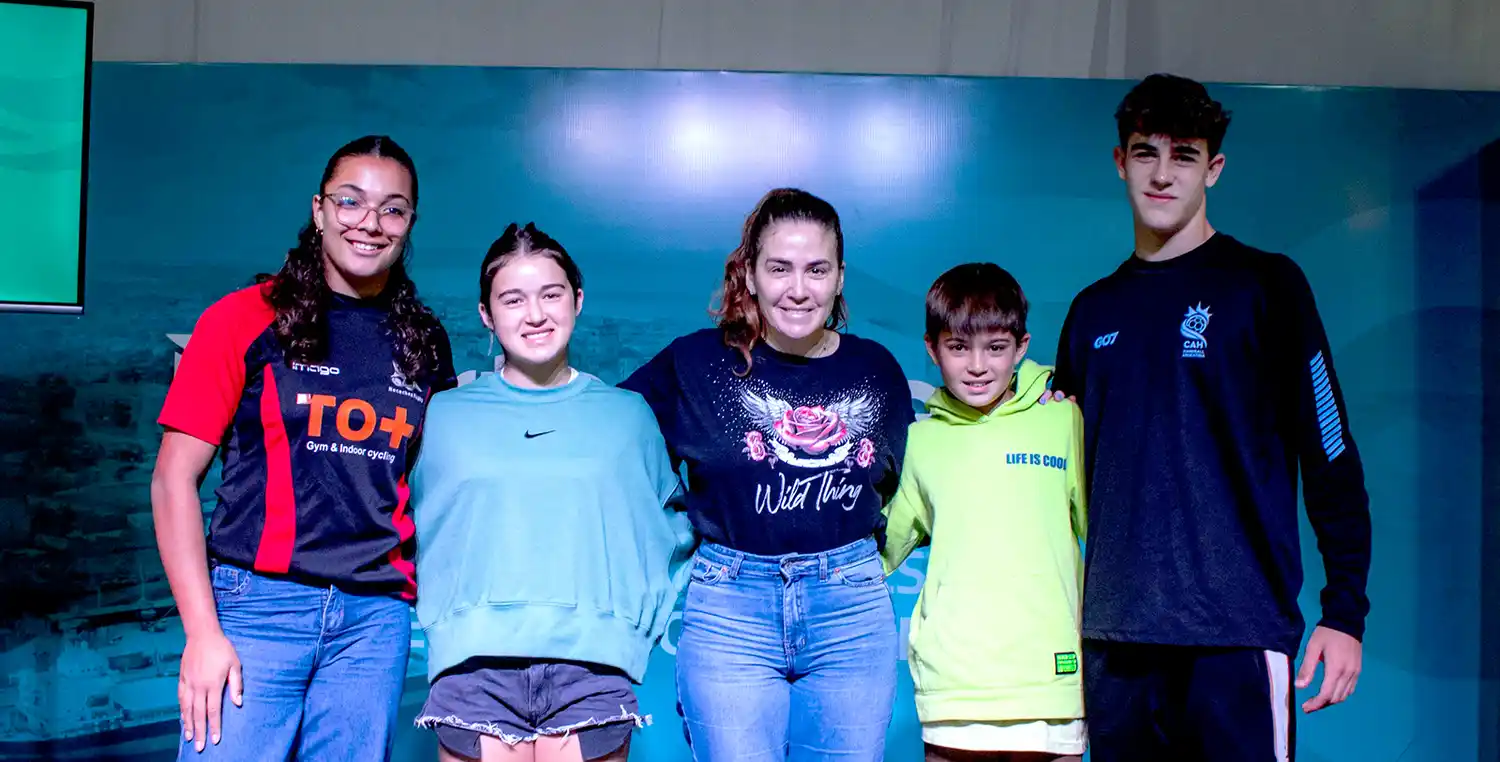 Respaldo. De izquierda a derecha Milagros Echáves, Zoe Schutten, Jimena López, Feliciano Ramallo y Demian Goñi